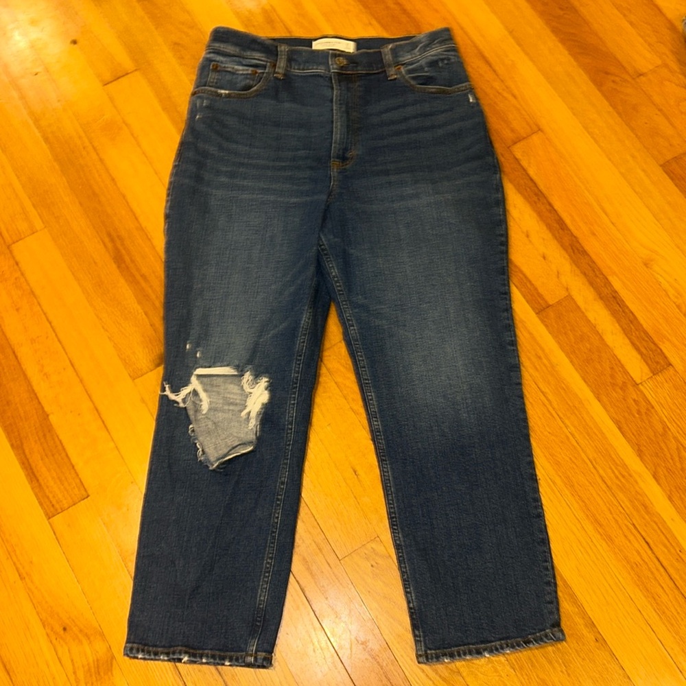 The Ankle Straight Ultra High Rise 
Size 29/8 SHORT
Abercrombie and Fitch